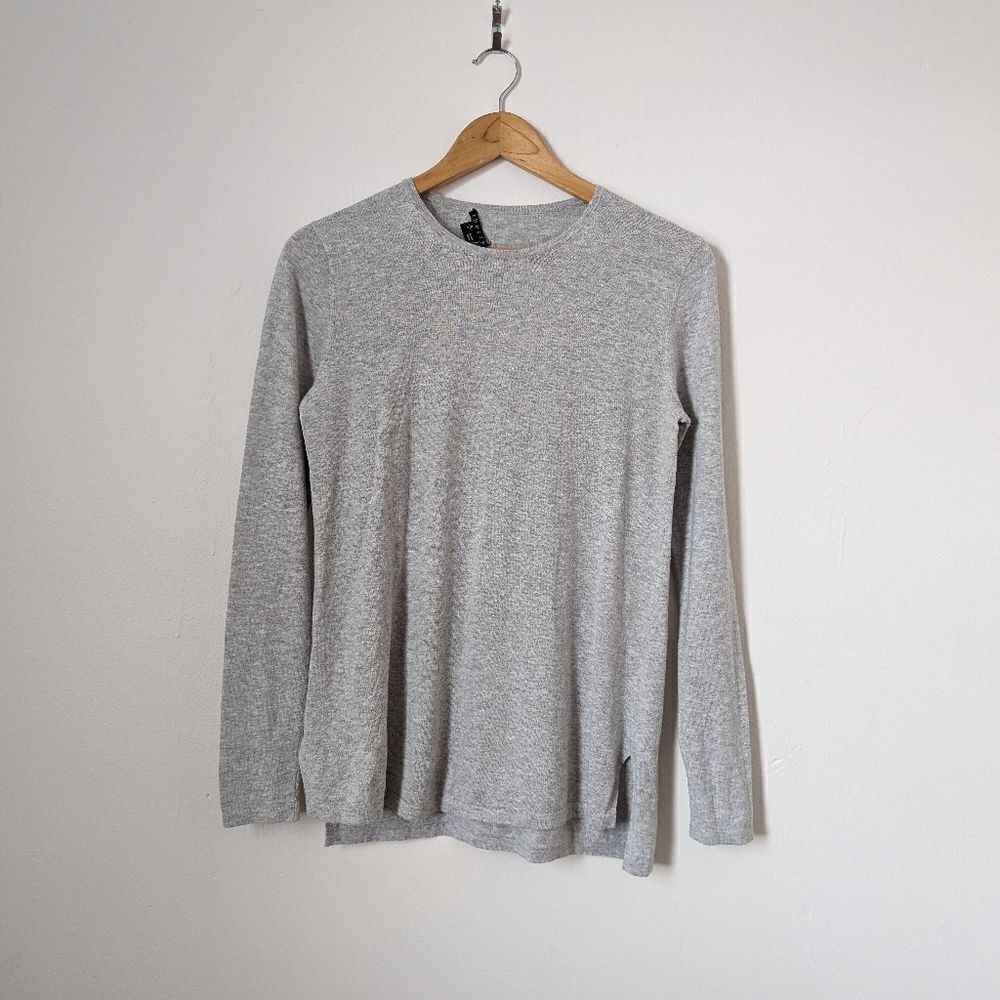 Theory light grey cotton cashmere crewneck long sleeve simple classic sweater